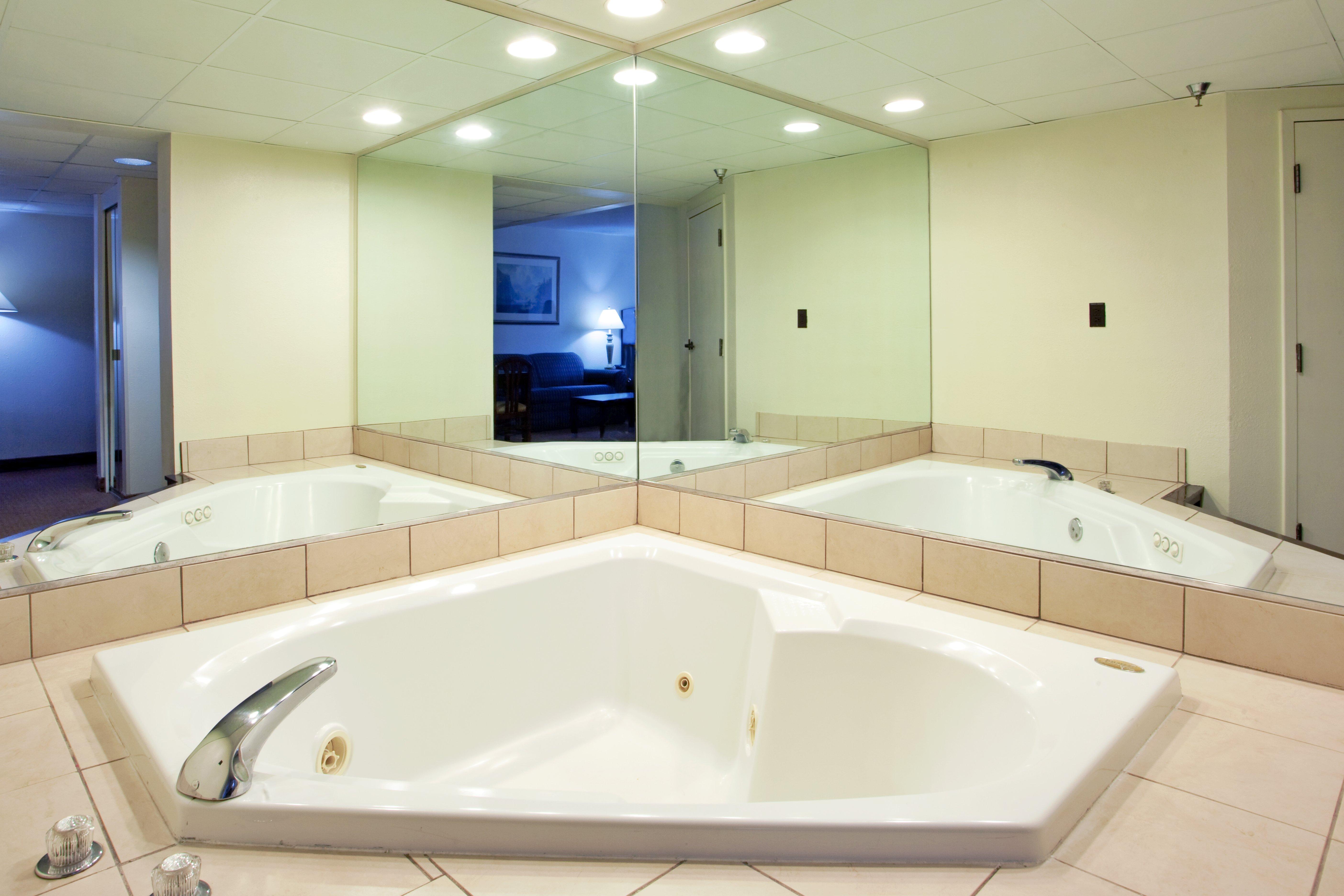 Holiday Inn Express - Chester By Ihg Bagian luar foto
